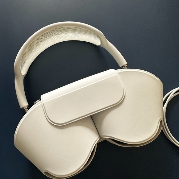 Apple Airpods Max in Silver - Picture 5 of 7